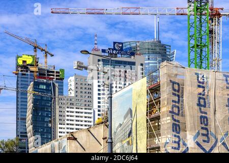 Warschau, Mazovia / Polen - 2020/05/02: Baustellen des Hochhaus-Bürogebäudes Generation Park (links) und Fabryka Norblina oder ArtNorblin comp Stockfoto