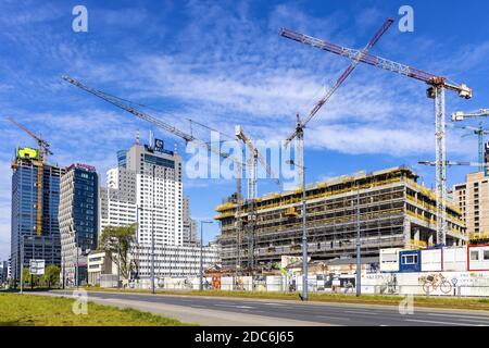 Warschau, Mazovia / Polen - 2020/05/02: Baustellen des Hochhaus-Bürogebäudes Generation Park (links) und Fabryka Norblina oder ArtNorblin comp Stockfoto