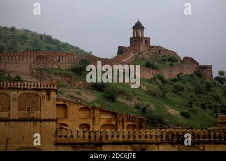 Ein Teil von Jaigarh Fort von Amer Fort in Amer gesehen, am Stadtrand von Jaipur, Rajasthan, Indien. Stockfoto