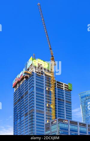 Warschau, Mazovia / Polen - 2020/05/02: Baustelle des Hochhaus-Bürogebäudes Generation Park Projekt entwickelt von Skanska Property Poland at Stockfoto