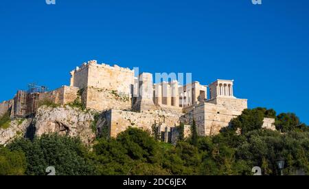 Athens, Attica / Greece - 2018/04/03: Panoramablick auf die Akropolis von Athen mit Propylaea monumentalem Tor und Nike Athena Tempel von Aeropag aus gesehen Stockfoto