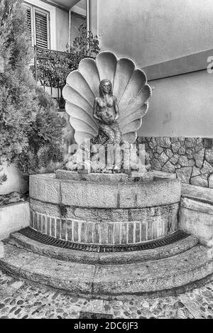 Landschaftlich schöner Brunnen im Küstendorf Chianalea, Fraktion von Scilla, Kalabrien, Italien Stockfoto