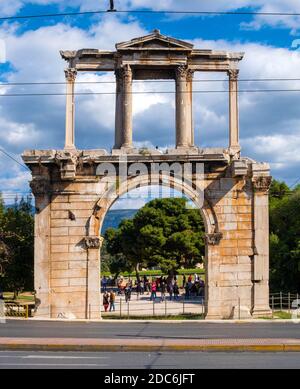 Athen, Attika / Griechenland - 2018/04/03: Bogen von Hadrian bekannt als Hadrianstor als Tor zum Tempel des olympischen Zeus, Olympieion, in alten Stadtkern Stockfoto