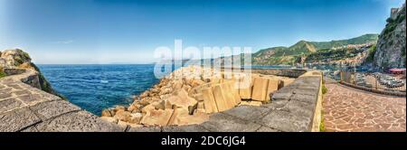 Schöne Seeseite im Küstendorf Chianalea, Fischerviertel und Bruch von Scilla, Kalabrien, Italien Stockfoto