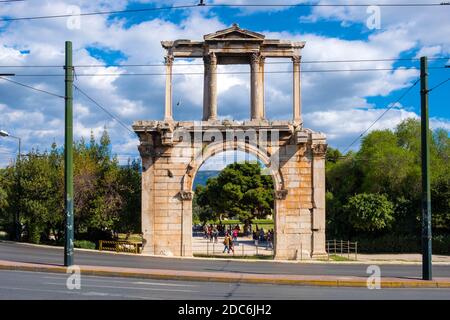 Athen, Attika / Griechenland - 2018/04/03: Bogen von Hadrian bekannt als Hadrianstor als Tor zum Tempel des olympischen Zeus, Olympieion, in alten Stadtkern Stockfoto