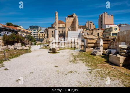 Athen, Attika / Griechenland - 2018/04/03: Bibliothek von Hadrian - Hadrian-Bibliothek - Ruinen mit verbliebenen archäologischen Steinobjekten am MonStiraki Squa Stockfoto