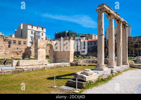 Athen, Attika / Griechenland - 2018/04/03: Bibliothek von Hadrian - Hadrian-Bibliothek - Ruinen mit verbliebenen archäologischen Steinobjekten am MonStiraki Squa Stockfoto