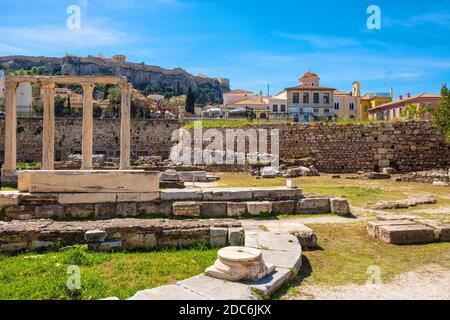 Athen, Attika / Griechenland - 2018/04/03: Bibliothek von Hadrian - Hadrian-Bibliothek - Ruinen mit verbliebenen archäologischen Steinobjekten am MonStiraki Squa Stockfoto