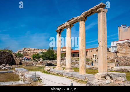 Athen, Attika / Griechenland - 2018/04/03: Bibliothek von Hadrian - Hadrian-Bibliothek - Ruinen mit verbliebenen archäologischen Steinobjekten am MonStiraki Squa Stockfoto