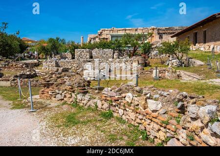 Athen, Attika / Griechenland - 2018/04/03: Bibliothek von Hadrian - Hadrian-Bibliothek - Ruinen mit verbliebenen archäologischen Steinobjekten am MonStiraki Squa Stockfoto