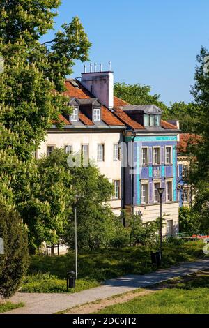 Warschau, Mazovia / Polen - 2020/05/10: Panorama-Ansicht der historischen, reich dekorierten bunten Mietshäuser in Bugaj, Mostowa und Brzozowa Straßen Stockfoto