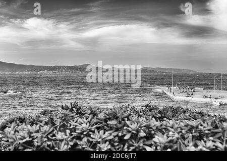 Der malerische Strand La Ponche im Zentrum von Saint-Tropez, Cote d'Azur, Frankreich. Die Stadt ist ein weltweit berühmter Ferienort für den europäischen und amerikanischen Jet Set A Stockfoto