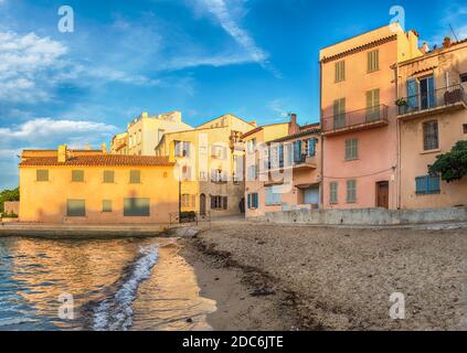 Der malerische Strand La Ponche im Zentrum von Saint-Tropez, Cote d'Azur, Frankreich. Die Stadt ist ein weltweit berühmter Ferienort für den europäischen und amerikanischen Jet Set A Stockfoto