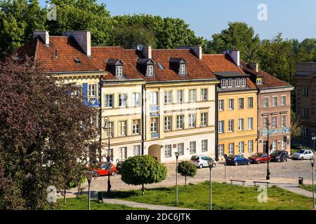 Warschau, Mazovia / Polen - 2020/05/10: Panorama-Ansicht der historischen, reich dekorierten bunten Mietshäuser in Bugaj, Mostowa und Brzozowa Straßen Stockfoto