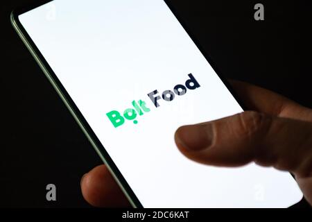 Bolt Food, Lebensmittelbestellung und Lieferservice. Essen zum Mitnehmen während der Covid- oder Coronavirus-Pandemie, App auf dem Smartphone, mit der Hand Stockfoto