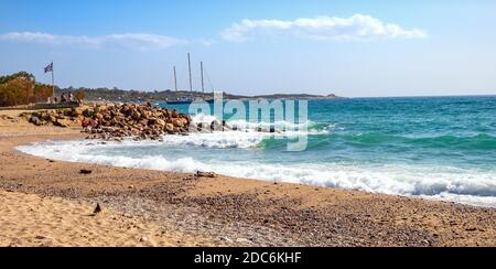 Athens, Attica / Griechenland - 2018/04/01: Panoramablick auf Piräus Yachthafen Touristenviertel mit Votsalakia und Riviera Strand am Saronischen Golf von Aege Stockfoto