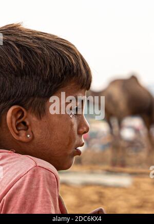 Nahaufnahme von einem kleinen rajasthani Junge weint auf Kamel Messe von pushkar. Stockfoto