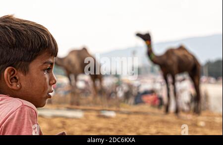 Nahaufnahme von einem kleinen rajasthani Junge weint auf pushkar Kamel fair. Stockfoto