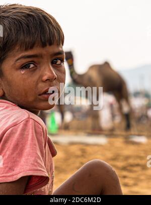 Nahaufnahme Porträt des kleinen rajasthani Jungen auf pushkar Kamel Festival. Stockfoto