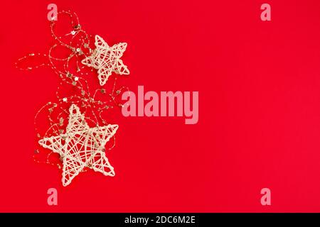 Schöne Weihnachts- und Neujahrskomposition mit weißen Weihnachtssternen auf rotem Hintergrund. Festliche Kulisse mit Copyspace für Ihr Projekt oder Stockfoto