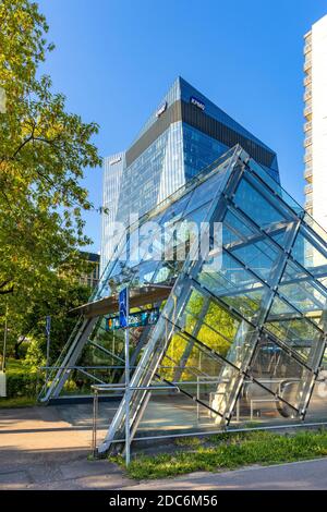 Warschau, Mazovia / Polen - 2020/05/10: Panoramablick auf das Bürogebäude des Gdanski Business Center mit der U-Bahnstation Dworzec Gdanski in Warszawa Danzig Stockfoto