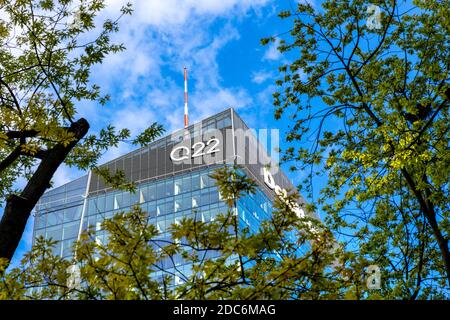 Warschau, Mazovia / Polen - 2020/05/22: Panoramablick auf den Büroturm Q22 von Echo Investment at al. Jana Pawla II Avenue im Wola Downtown District Stockfoto