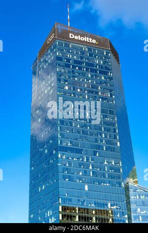 Warschau, Mazovia / Polen - 2020/05/22: Panoramablick auf den Büroturm Q22 von Echo Investment at al. Jana Pawla II Avenue im Wola Downtown District Stockfoto