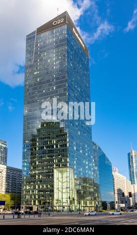 Warschau, Mazovia / Polen - 2020/05/22: Panoramablick auf den Büroturm Q22 von Echo Investment at al. Jana Pawla II Avenue im Wola Downtown District Stockfoto