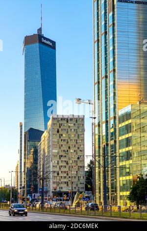 Warschau, Mazovia / Polen - 2020/05/22: Panoramablick auf den Büroturm Q22 von Echo Investment at al. Jana Pawla II Avenue im Wola Downtown District Stockfoto