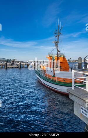 Kiel Seegartenbrücke, der Fährhafen, der Passagiere und Fracht nach Oslo bringt. Das Schiff MS Stadt ist ein Heimatmuseum. Stockfoto