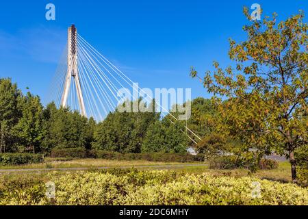 Warschau, Mazovia / Polen - 2020/05/09: Panorama-Ansicht der Swietokrzyski-Brücke - Most Swietokrzyski - mit einem gezapften Mast über der Weichsel Stockfoto