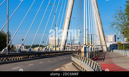 Warschau, Mazovia / Polen - 2020/05/09: Panoramablick auf die Swietokrzyski-Brücke - Most Swietokrzyski - mit Weichsel mit Srodmiescie Stadtzentrum i Stockfoto