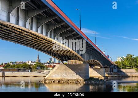 Warschau, Mazovia / Polen - 2020/05/09: Most Slasko-Dabrowski Brücke über Weichsel mit Srodmiescie Stadtzentrum in Wybrzeze Kosciuszkowskie embank Stockfoto