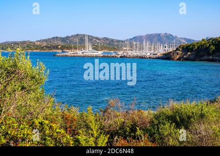 Portisco, Sardinien / Italien - 2019/07/19: Panoramablick auf Yachthafen und Hafen von Portisco Resort Stadt - Marina di Portisco - an der Costa Smeralda Emer Stockfoto