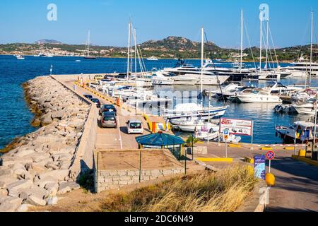 Portisco, Sardinien / Italien - 2019/07/19: Panoramablick auf Yachthafen und Hafen von Portisco Resort Stadt - Marina di Portisco - an der Costa Smeralda Emer Stockfoto