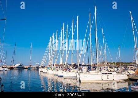 Portisco, Sardinien / Italien - 2019/07/19: Panoramablick auf Yachthafen und Hafen von Portisco Resort Stadt - Marina di Portisco - an der Costa Smeralda Emer Stockfoto