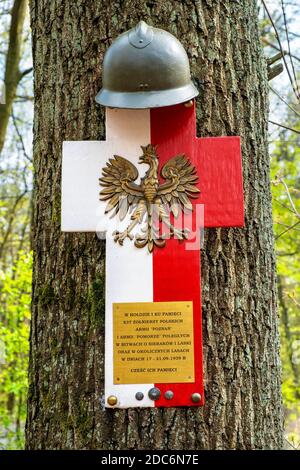 Izabelin, Mazovia / Polen - 2020/05/01: Walddenkmal des Zweiten Weltkriegs polnische Soldaten gefallen während September 1939 Schlachten Verteidigung Warschau von Na Stockfoto