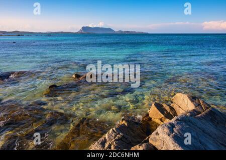 Panoramablick auf die Küste der Costa Smeralda des Tyrrhenischen Meeres und die Insel Isola Tavolara von San Teodoro Resort Stadt in Sardinien, Italien Stockfoto