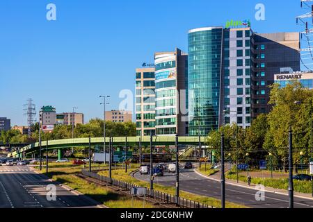 Warschau, Mazovia / Polen - 2020/05/21: Panorama von Sluzew Przemyslowy - Industrial Sluzew - Geschäftsbezirk in Mokotow mit der Europäischen Union c Stockfoto