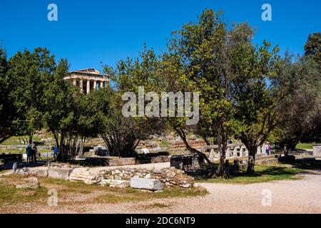 Athen, Attika / Griechenland - 2018/04/02: Panoramablick auf das antike archäologische Gebiet der Athener Agora mit dem Tempel des Hephaistos - Hephaisteion Stockfoto