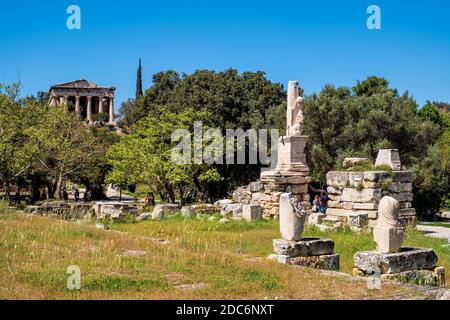 Athen, Attika / Griechenland - 2018/04/02: Panoramablick auf das antike archäologische Gebiet der Athener Agora mit dem Tempel des Hephaistos - Hephaisteion Stockfoto