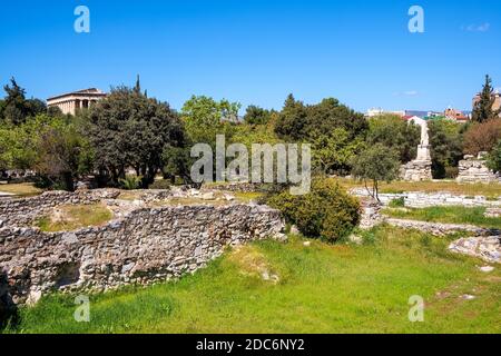 Athen, Attika / Griechenland - 2018/04/02: Panoramablick auf das antike archäologische Gebiet der Athener Agora mit dem Tempel des Hephaistos - Hephaisteion Stockfoto