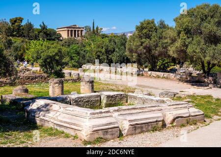 Athen, Attika / Griechenland - 2018/04/02: Panoramablick auf das antike archäologische Gebiet der Athener Agora mit dem Tempel des Hephaistos - Hephaisteion Stockfoto