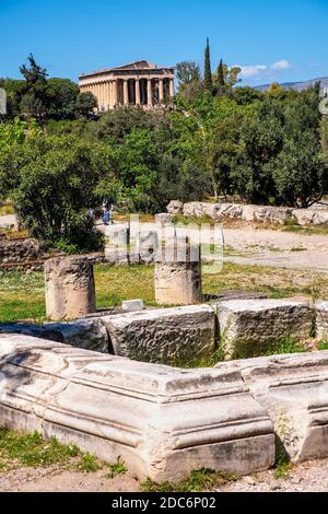 Athen, Attika / Griechenland - 2018/04/02: Panoramablick auf das antike archäologische Gebiet der Athener Agora mit dem Tempel des Hephaistos - Hephaisteion Stockfoto