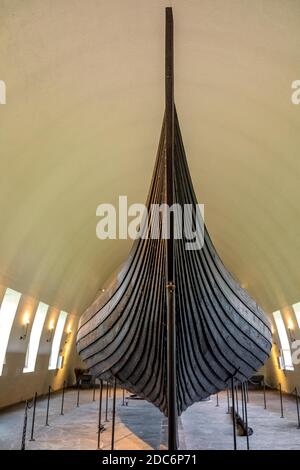 Oslo, Ostlandet / Norwegen - 2019/08/31: Gokstad Schiff ausgegraben von Schiff Grabstätte archäologische Stätte, ausgestellt im Wikinger Schiff Museum auf Bygdoy Halbinsel Stockfoto