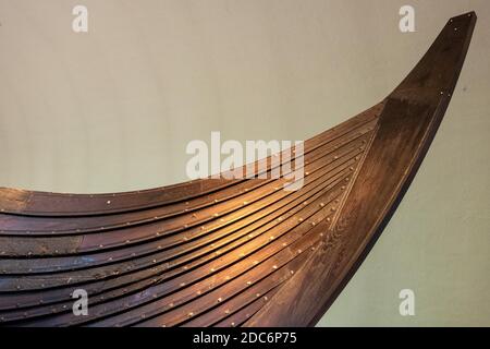 Oslo, Ostlandet / Norwegen - 2019/08/31: Gokstad Schiff ausgegraben von Schiff Grabstätte archäologische Stätte, ausgestellt im Wikinger Schiff Museum auf Bygdoy Halbinsel Stockfoto