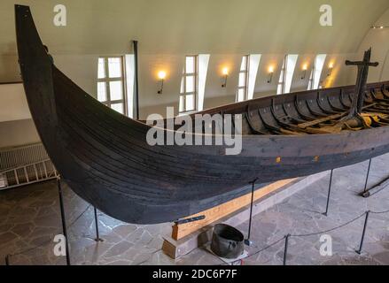 Oslo, Ostlandet / Norwegen - 2019/08/31: Gokstad Schiff ausgegraben von Schiff Grabstätte archäologische Stätte, ausgestellt im Wikinger Schiff Museum auf Bygdoy Halbinsel Stockfoto