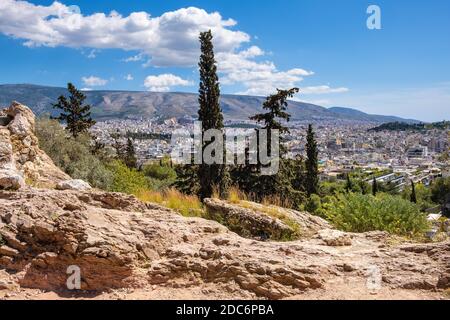 Athens, Attica / Greece - 2018/04/02: Panoramablick auf das metropolitane Athen von der felsigen Spitze des Akropolis-Hügels gesehen Stockfoto