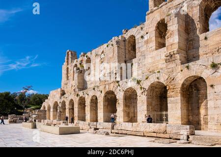 Athen, Attika / Griechenland - 2018/04/02: Steinfassade und Arkaden von Odeon von Herodes Atticus Römisches Theater, Herodeion oder Herodion, am Hang von Athenian Stockfoto