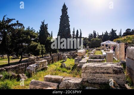 Athen, Attika / Griechenland - 2018/04/02: Panoramablick auf das Theater von Dionysos Eleuthereus altgriechisches Theater am Hang des Akropolis-Hügels Stockfoto